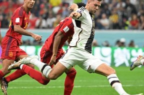 爱游戏体育-詹姆斯关键节点精彩发挥，西班牙队带队取胜！的简单介绍