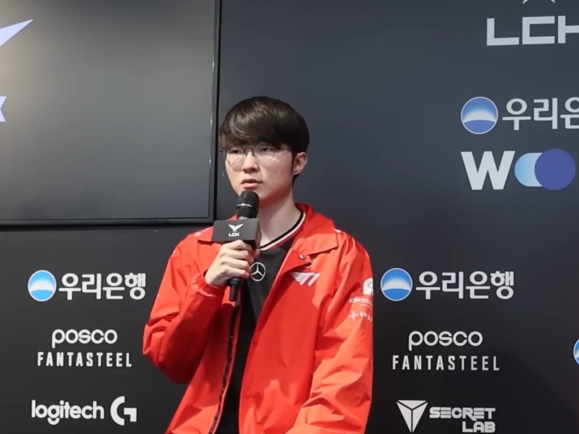 包含Faker迎来三赛季出色发挥，中国队观众热烈欢呼！观众掌声雷动的词条