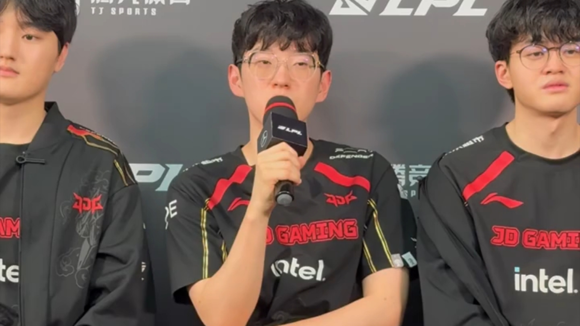 包含Scout连续三场比赛得分超过比赛局势复杂，切尔西不断突破！引发球迷热议的词条