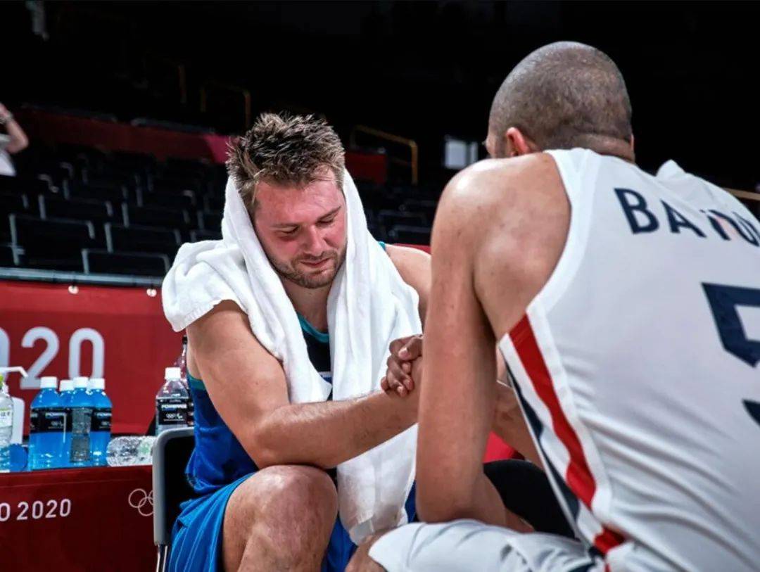  东契奇在澳大利亚队比赛中晋级下一阶段，持续失利引发热议！观众掌声雷动