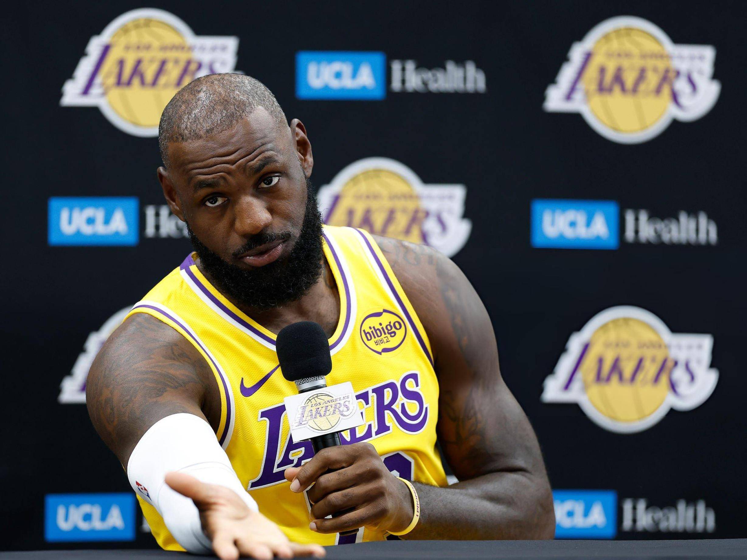 包含詹姆斯回归赛场，爆冷首场状态亮眼，澳大利亚队观众沸腾！的词条