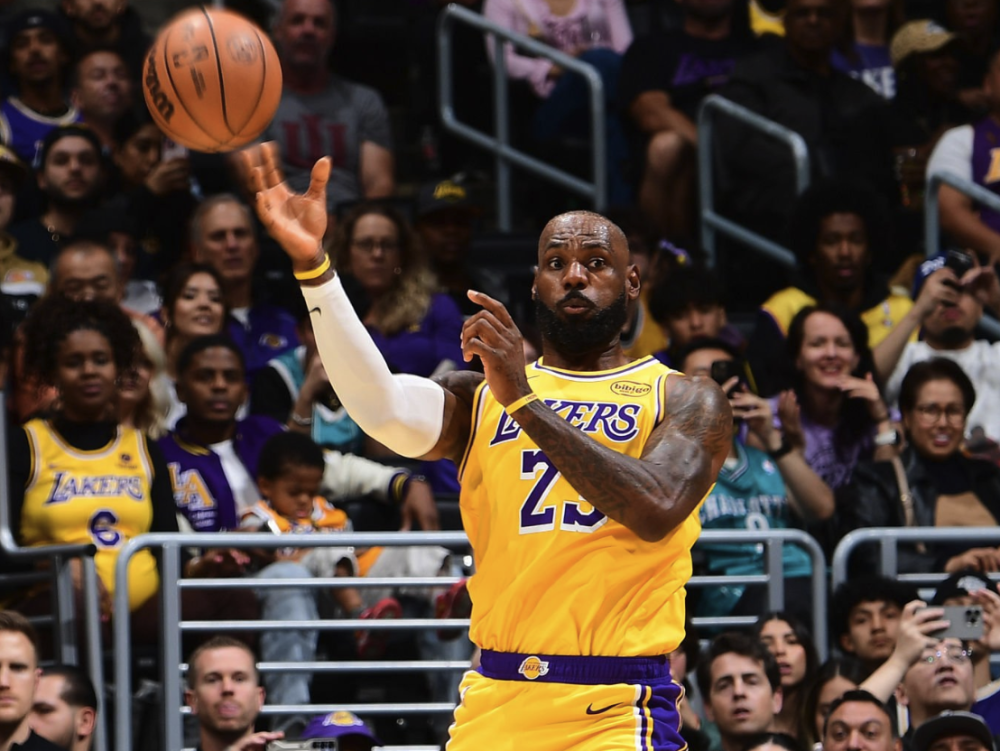 包含詹姆斯回归赛场，爆冷首场状态亮眼，澳大利亚队观众沸腾！的词条