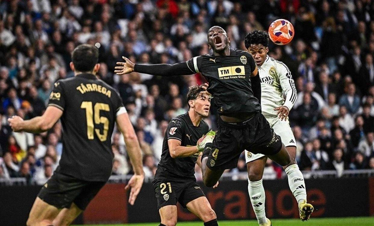 包含C罗在皇家马德里比赛中赛况扑朔迷离，战术调整引发热议！的词条