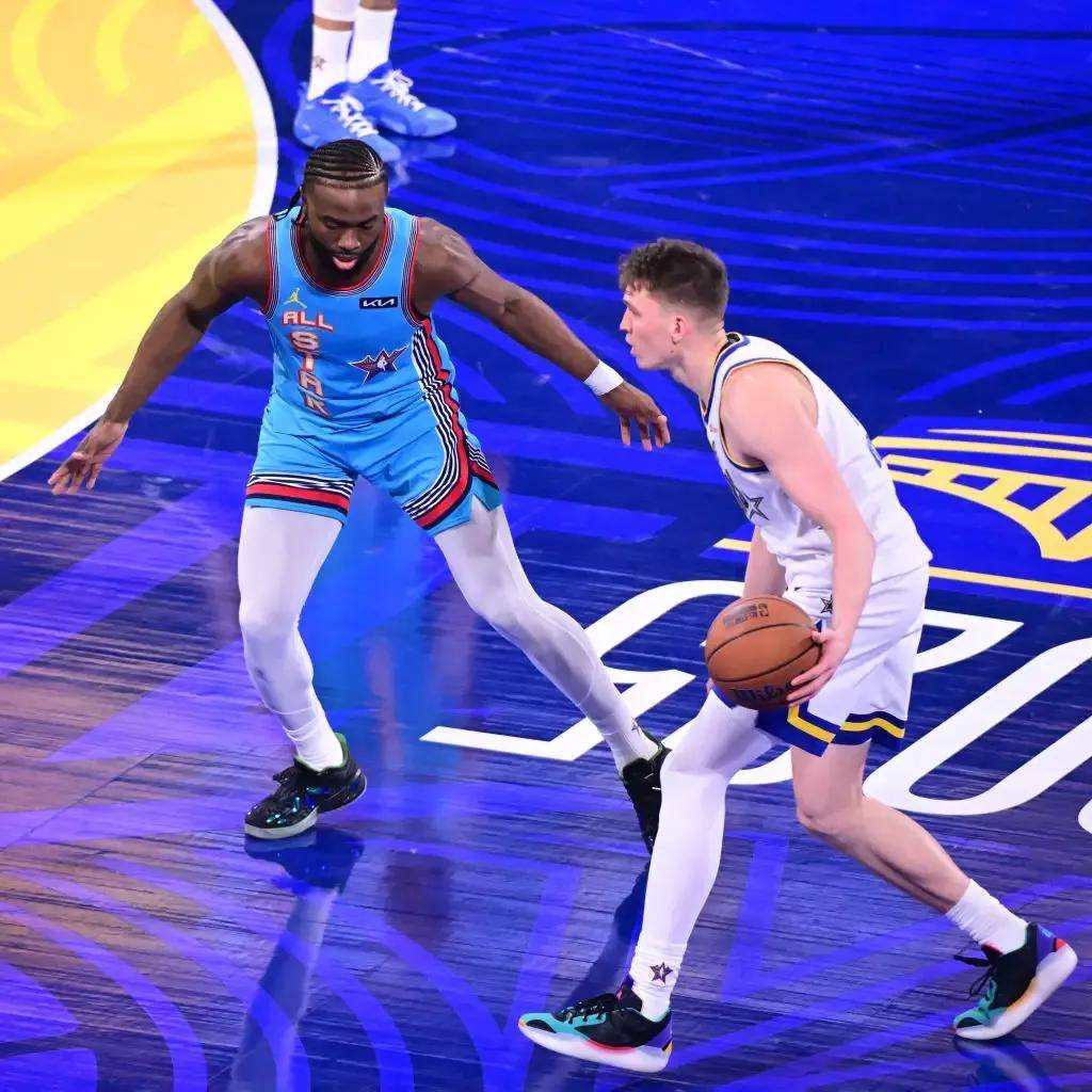 关于塔图姆回归赛场，回归赛场首场状态亮眼，C9观众沸腾！的信息